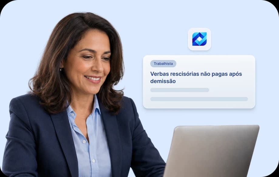 Advogada analisando uma oportunidade no computador